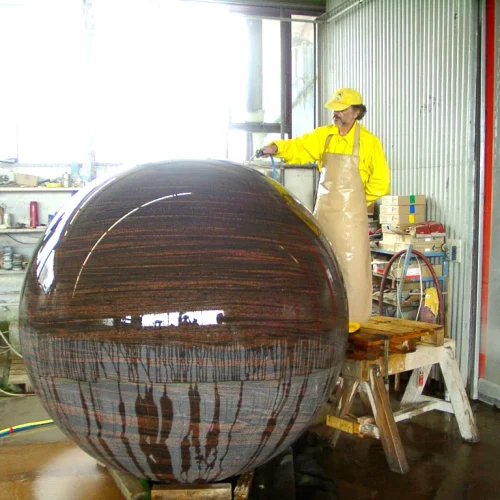 Politur der Steinkugel