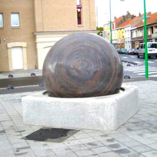 Fertiger Kugelbrunnen an seinem Bestimmungsort